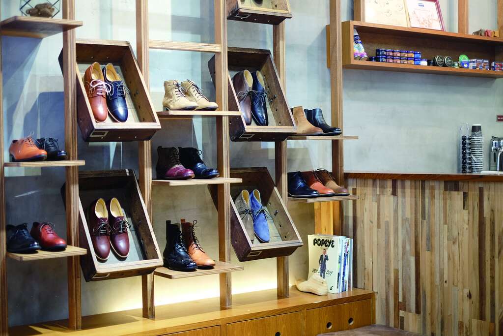 「林果良品」提供精緻優雅的手工皮鞋、牛皮拖鞋，是許博軒與陳吟雯推薦選購耶誕禮物的去處之一。（圖／林果良品）