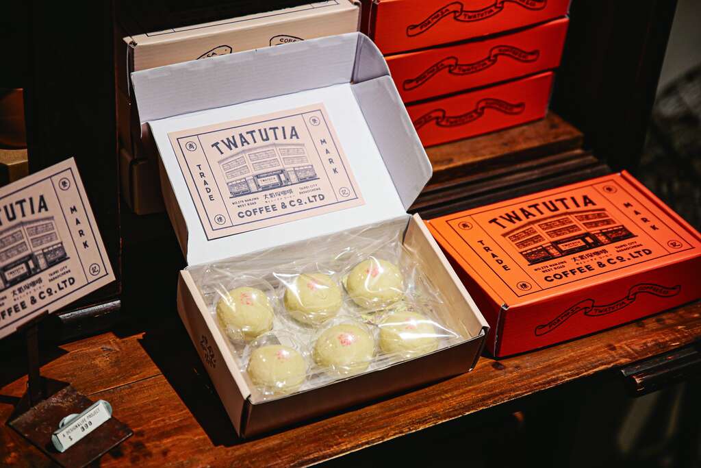 「TWATUTIA 中式甜点礼盒」外盒绘有大稻埕街屋意象，作为耶诞礼物诚意十足。（图／许博轩）