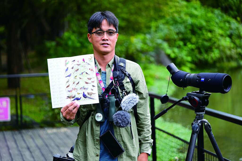 「鳥類嚮導」熟悉鳥類習性，了解如何在大自然中找到及觀察鳥類，幫助愛鳥者以友善自然的方式賞鳥。（攝影／王力平）