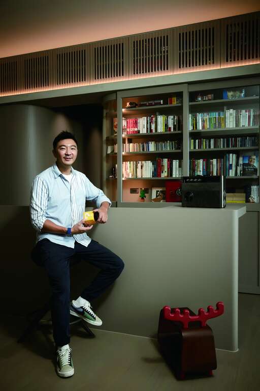 齊禾設計總監宋豪毅，擅長以不同的擺設元素，為室內空間增添特色。（攝影／Anew Chen）