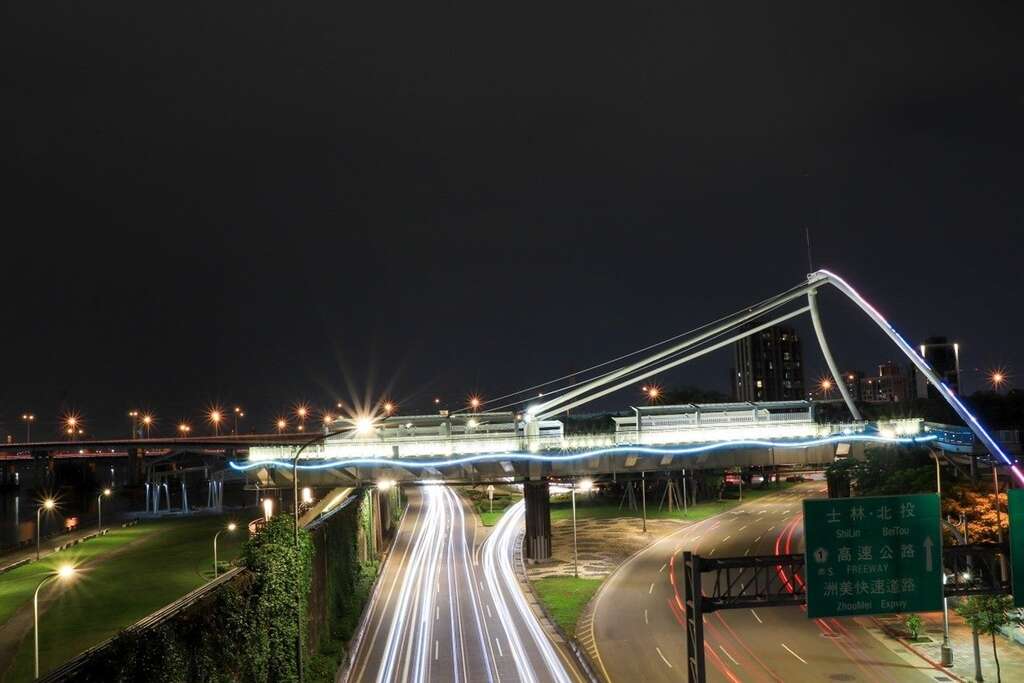 迪化污水处理厂跨堤平台夜景(图片来源：台北市政府工务局卫生下水道工程处)