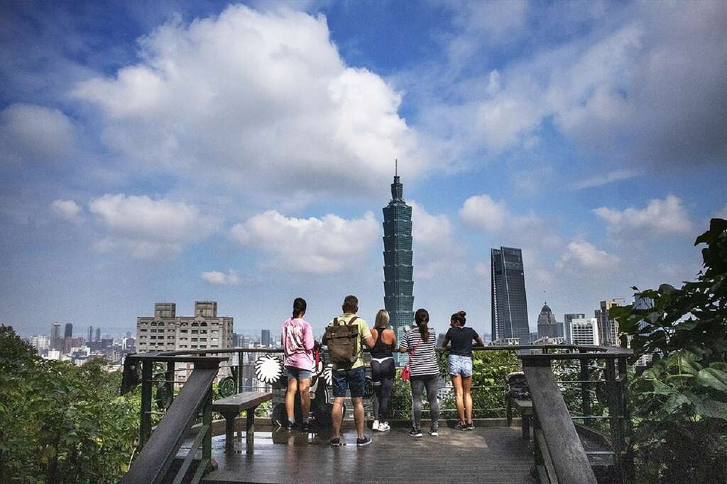 Xiangshan Observation Deck:Top Choice for Viewing Countdown Fireworks