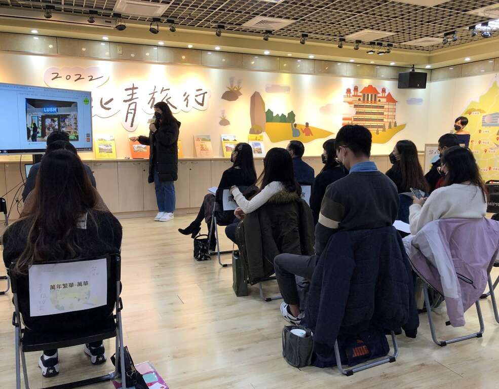 得獎者分享參賽心得並現場導覽遊記景點。(圖片來源：臺北市青少年發展暨家庭教育中心)
