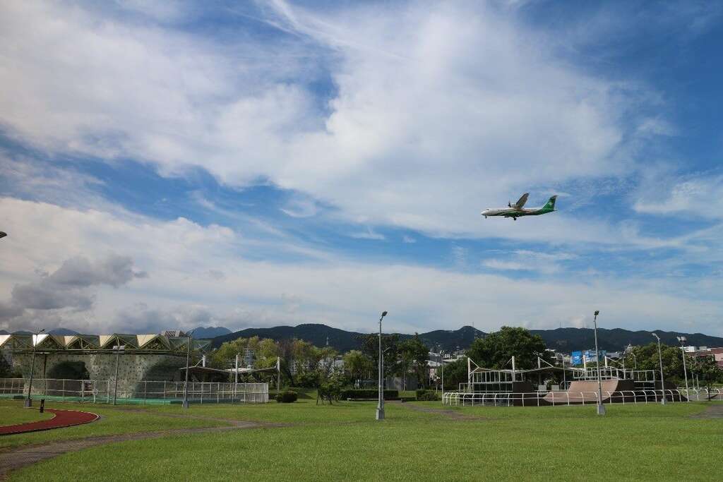 内湖运动公园可近距离欣赏松山机场飞机起降的壮观场景，感受飞机呼啸而过的震撼(图片来源：台北市政府工务局卫生下水道工程处)