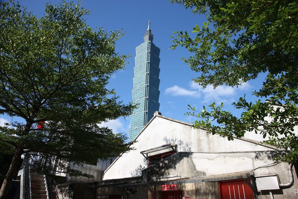 在四四南村可以捕捉眷村平房和台北101新舊交織的同框畫面。