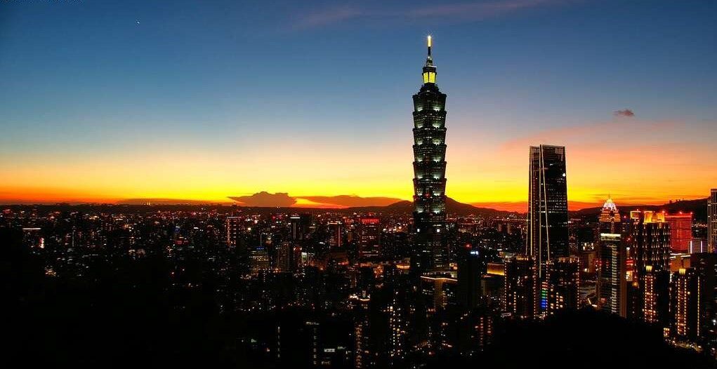 从象山远眺台北101，是夜游台北的经典路线。