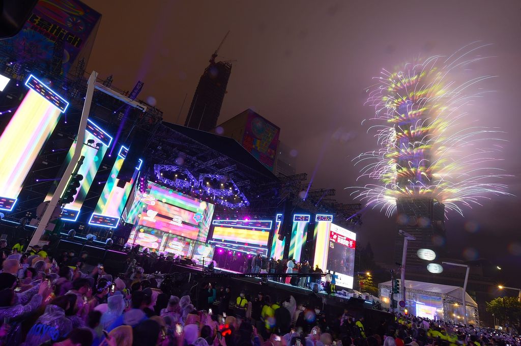 台北101新年烟火大秀，结合灯光雷射等效果，为台北最High新年城2023跨年活动带来不同视觉。