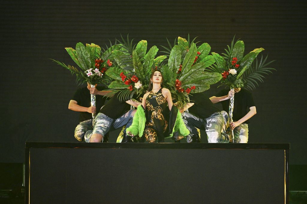 韩国铁肺女王孝琳再度登台开唱，嗨翻现场歌迷粉丝。