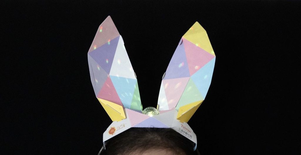 小提灯提把还可拆卸下来变成兔耳朵让小朋友戴在头上。(图片来源：台北市政府观光传播局)