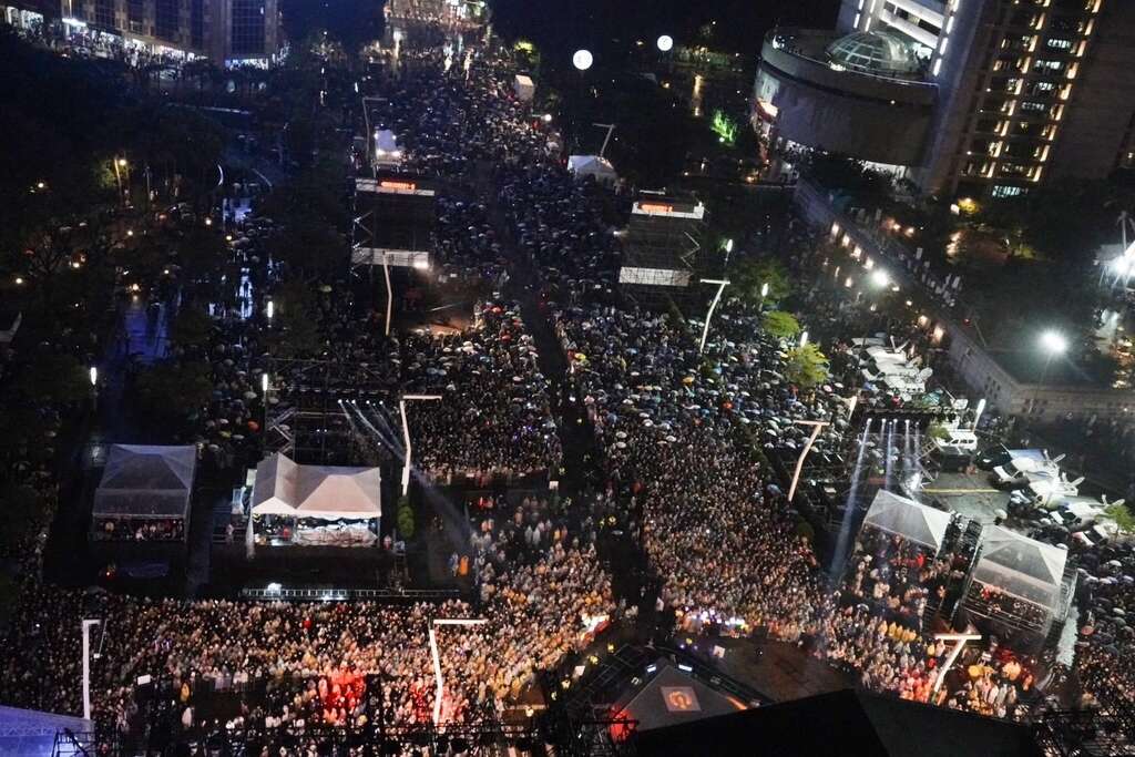 2023臺北跨年晚會吸引滿滿人潮聚集北市府府前廣場，現場氣氛high到最高點。(圖片來源：臺北市政府觀光傳播局)