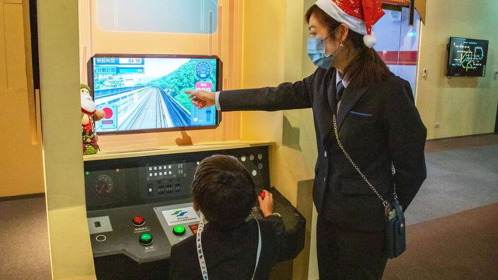 在擬真捷運車廂內，小小司機員可駕駛捷運列車(圖片來源：臺北大眾捷運股份有限公司)