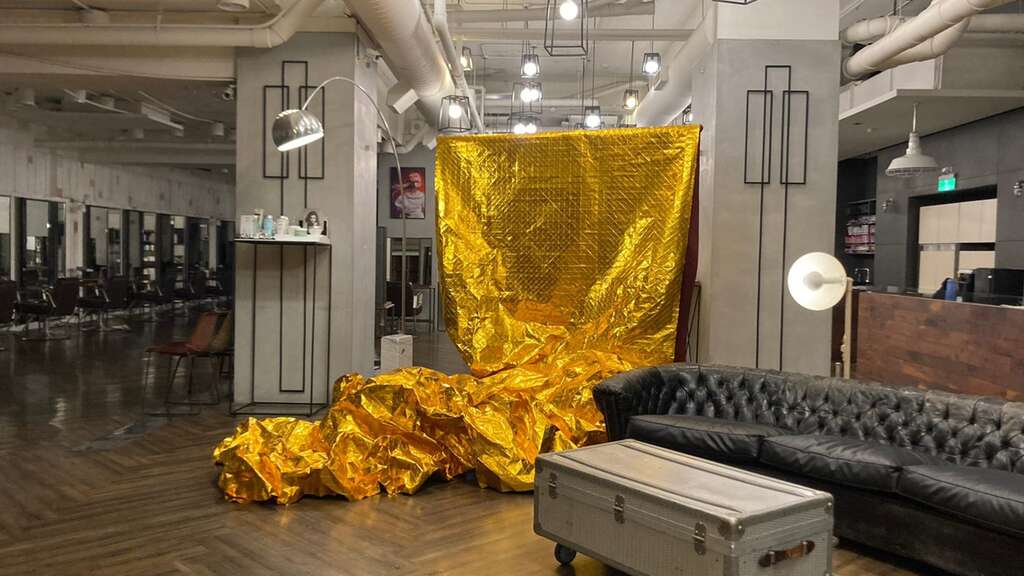 法国艺术家Joan Pomero於「斐瑟发廊」透过金粉纸创造作品「皱巴巴的音」(图片来源：台北市商业处)