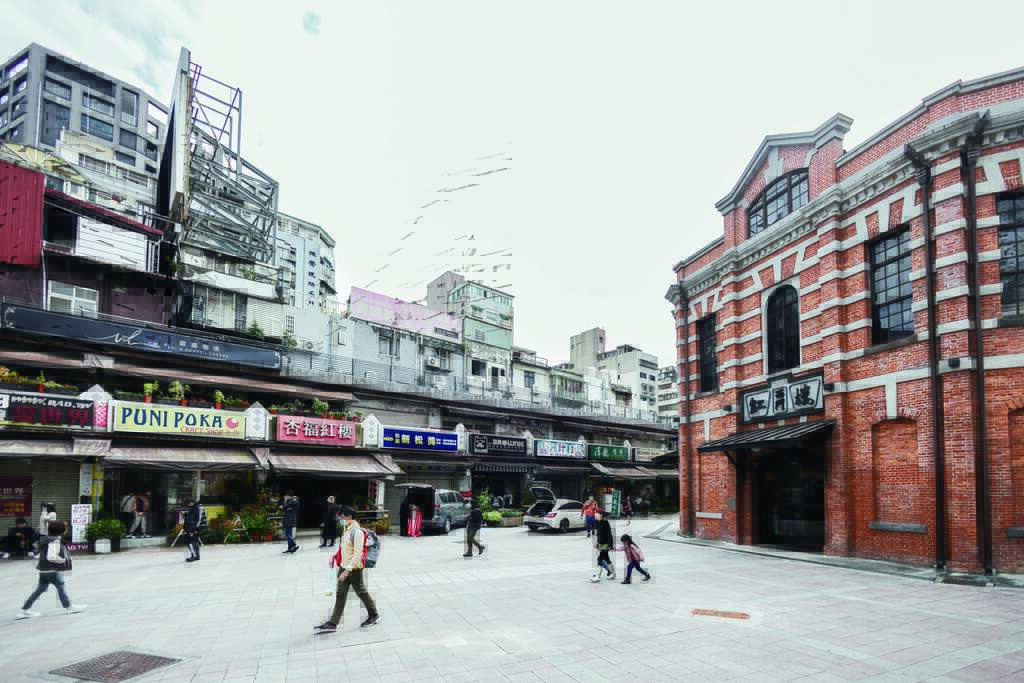 西门红楼与周边店家共融，让艺文场域呈现有机的样貌。（摄影／林冠良）