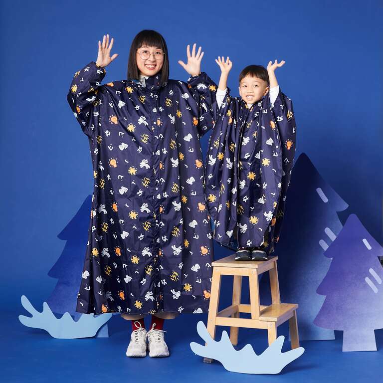 Hahababy-经典文字光源兔亲子雨衣(图片来源：台北市政府产业发展局)