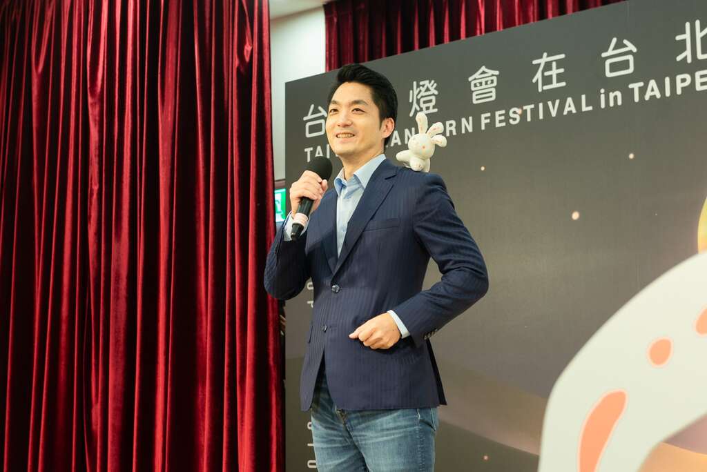台湾灯会周边商品发表会 - 蒋万安市长配戴光源兔吸铁玩偶致词(图片来源：台北市政府产业发展局)