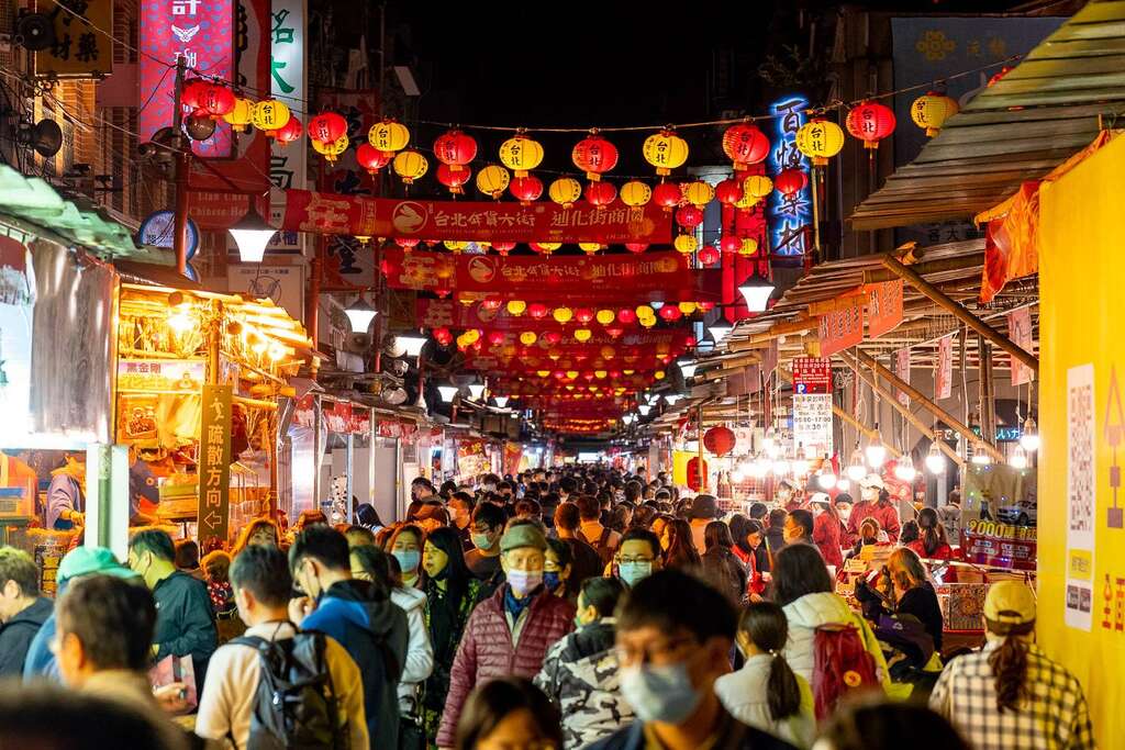 迪化街年货大街游逛人潮(图片来源：台北市商业处)
