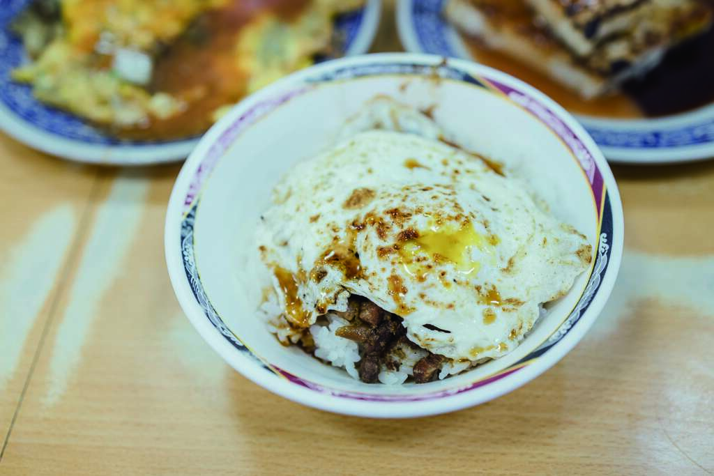 佐佐木只要造访「天天利美食坊」，必定会点卤肉饭加煎蛋，十足在地吃法。（摄影／林冠良）