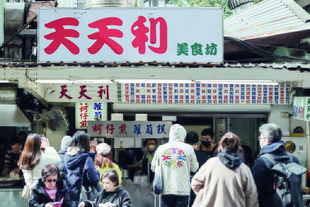 每到用餐时间，贩售传统古早味的在地小吃总是人潮汹涌，就连外国游子尝过後都为之着迷。（摄影／林冠良）