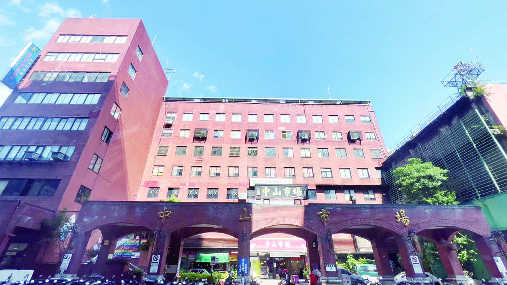 中山市場的建築內外和膾炙人口的攤商美食都很值得細細品味。（圖／魚夫）