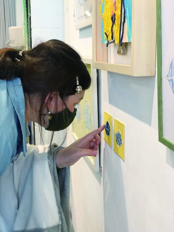 【圖說】「視非棲息地」我的視野-作品結合刺繡工藝，讓作品透過刺繡材質與厚薄的起伏，觸摸感受線條與色塊。_壓縮1