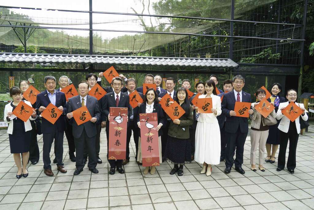 钏路市市长偕同钏路市自然保育观光推广团队向大家拜早年(图片来源：台北市立动物园)