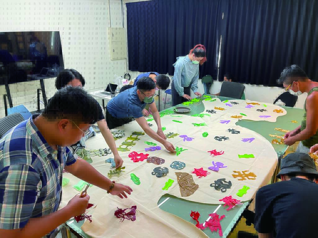 台北市民政局发起跨性别主题艺术剪纸工作坊「融融计画」，在艺术家吴耿祯引导下，学员们透过剪纸和绘画探索自身，并拼贴出各自不同的性别认同样貌。
