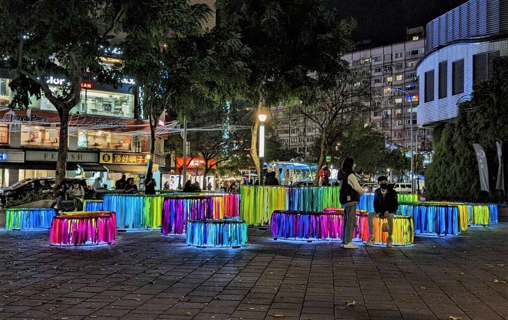 民眾觀賞墨西哥藝術家Lua Rivera(路瓦·里維拉)於瑠公公園打造之大型編織藝術作品「榮容」(圖片來源：臺北市商業處)
