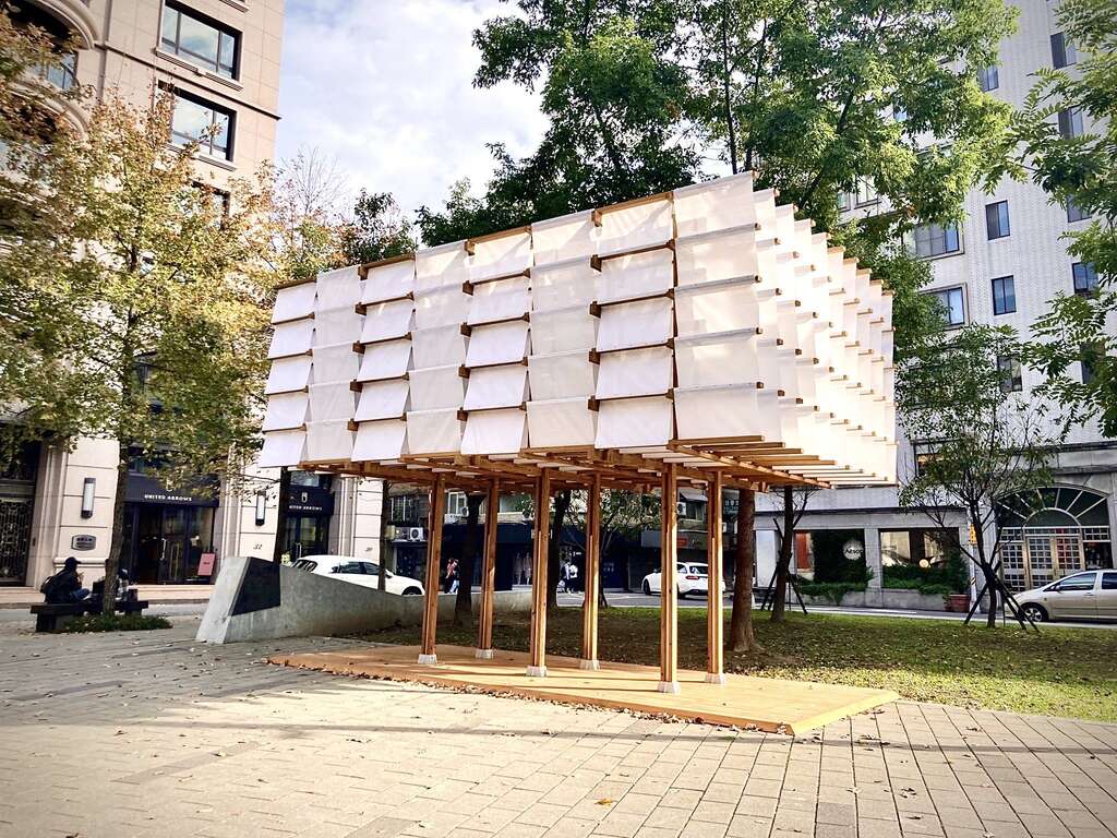 艺术家范承宗於敦仁公园结合实木、铁件、钢索等素材创作出大型建筑意象作品「仁爱帆城」(图片来源：台北市商业处)