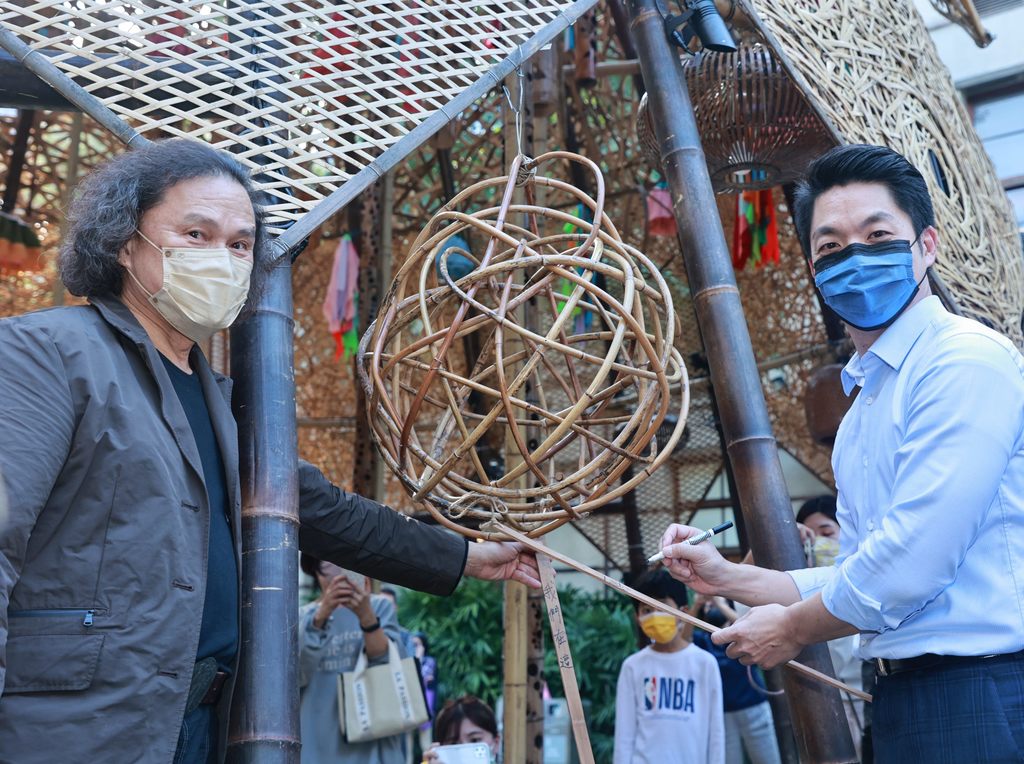 市長蔣萬安與藝術家王文志共同寫上作品名稱「我們在這」。.JPG