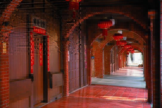 2_「十连栋」是位於迪化街的红砖洋楼，壮观的拱形长廊吸引时代剧慕名取景。