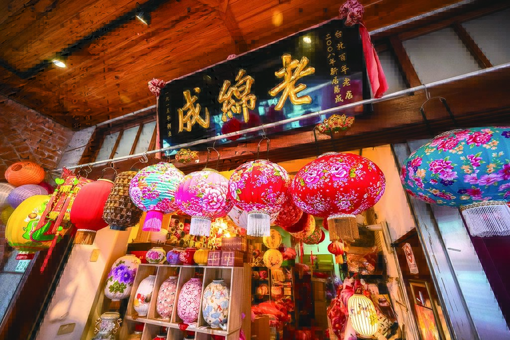 6_百年灯笼老店「老绵成」结合台湾花布及水墨艺术，打造古典现代风格艺品。