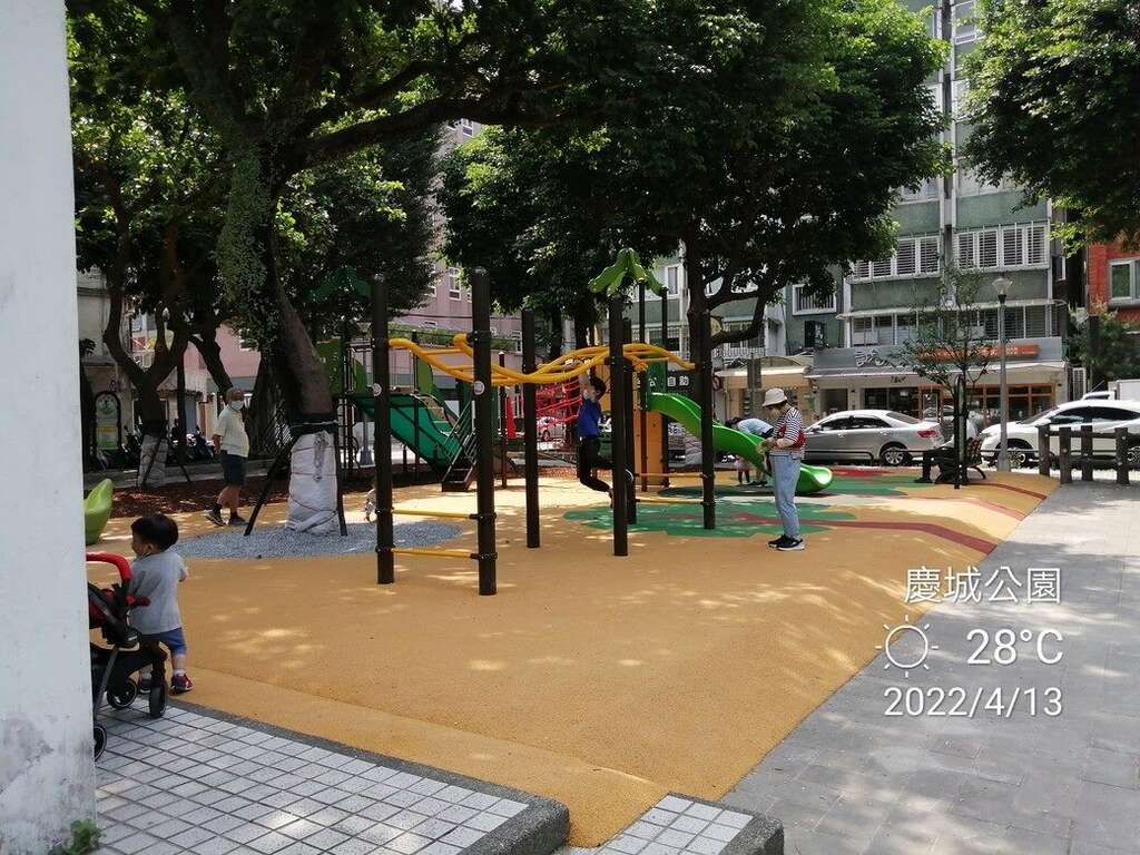 曲型单杠让小朋友可以积极挑战自己极限(图片来源：台北市政府工务局公园路灯工程管理处)