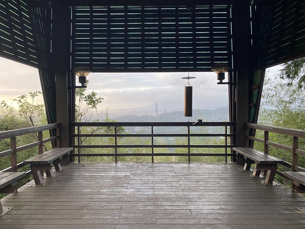 祈福山径山顶「绿能凉亭」的祈福钟，透过敲钟设施互动，传递祈福心意(图片来源：台北市政府工务局大地工程处)