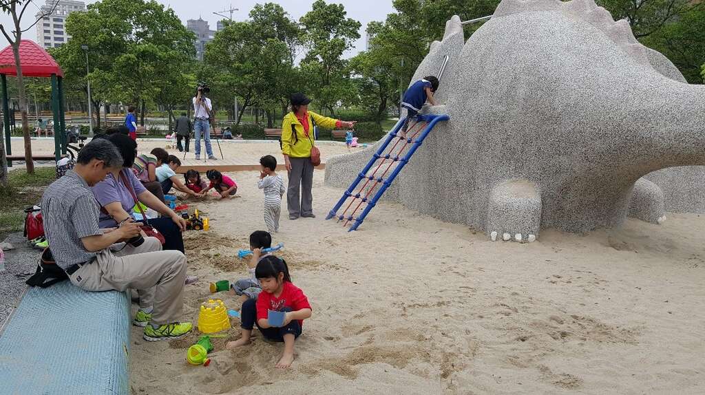 深受小朋友及家长喜爱的恐龙沙坑(图片来源：台北市政府工务局公园路灯工程管理处)
