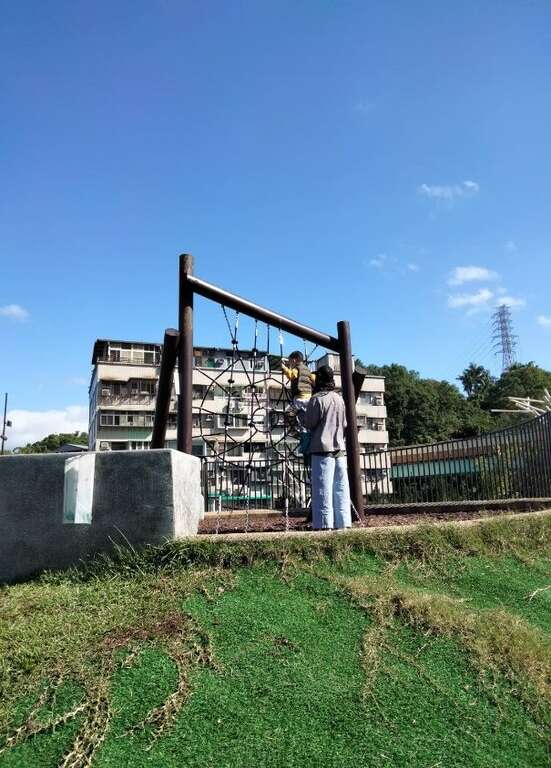 蜘蛛攀爬网(图片来源：台北市政府工务局公园路灯工程管理处)