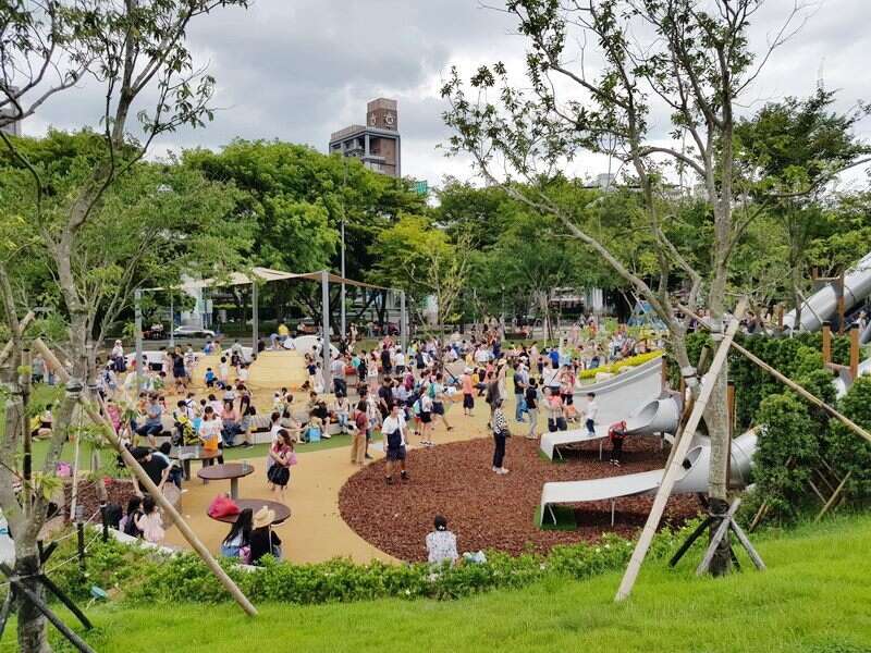 兒童遊戲區聚集許多家長及小孩同樂(圖片來源：臺北市政府工務局公園路燈工程管理處)