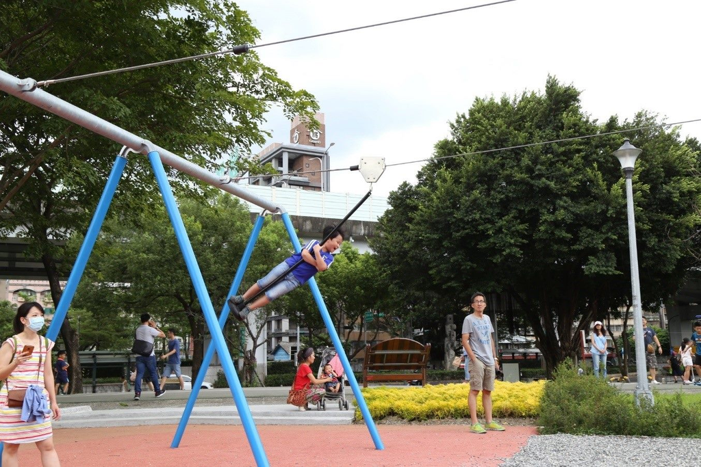 中央藝文公園是讓小朋友盡情玩樂的好地方(圖片來源：臺北市政府工務局公園路燈工程管理處)