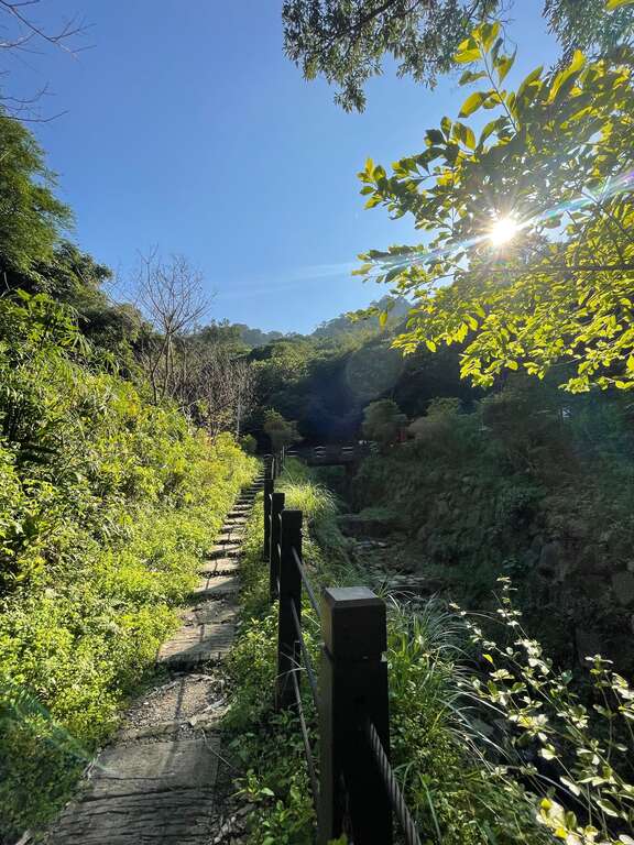 行走溪畔棧道，欣賞夕陽美景(圖片來源：臺北市政府工務局大地工程處)