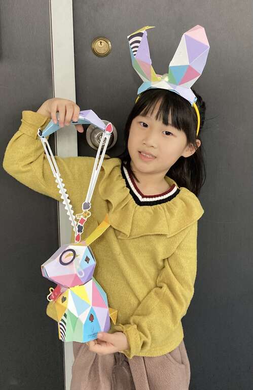 台灣燈會兔年小提燈可組裝為兩種造型(手提或兔耳燈) (圖片來源：臺北市政府民政局)