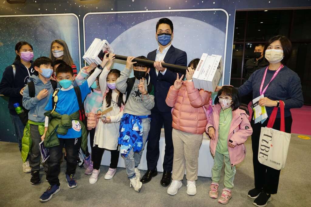 蒋万安市长勉励孩子累积知识的力量(图片来源：台北市政府文化局)