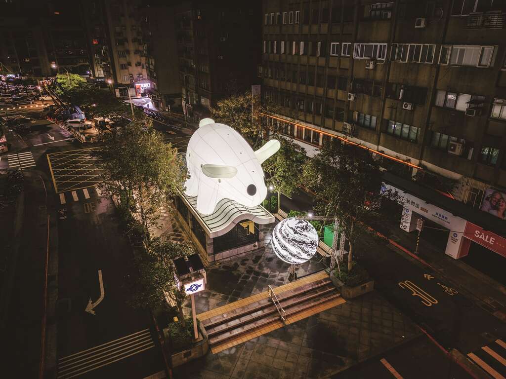 「光兔现踪」位在捷运站出口上方，民众只要一出站便能遇到创意灯饰。（图／台北市政府）