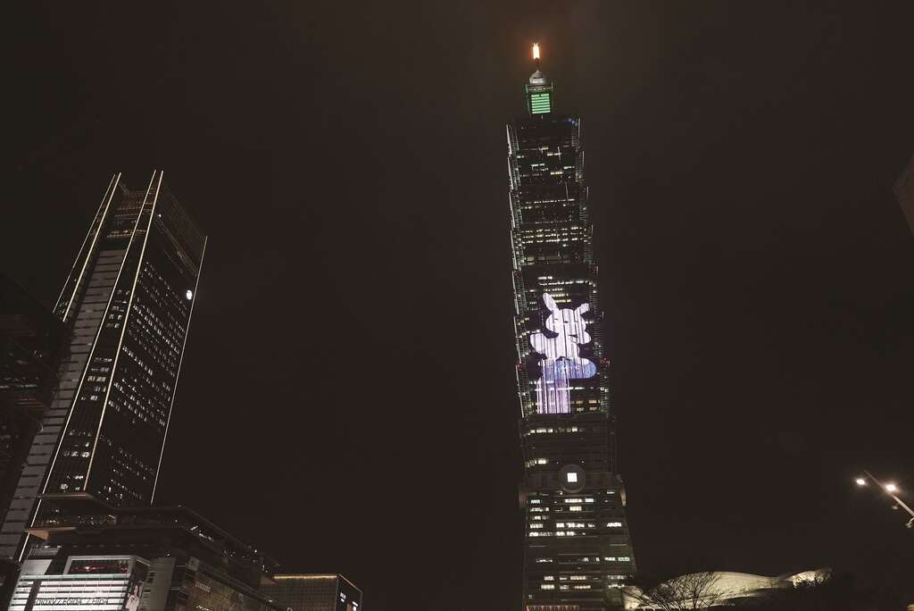 右：知名地標台北101大樓也參與此次燈會，將運用外牆的LED面板帶來精彩展演，是2023台灣燈會副燈之一。（圖／台北市政府）