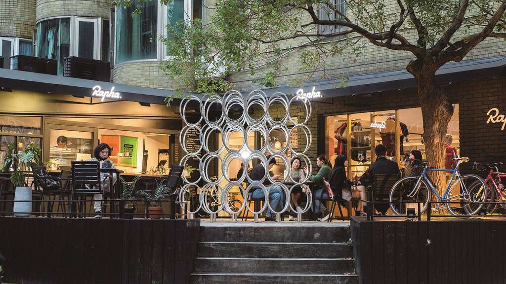 藝術家Jun Ong與自行車品牌「Rapha Taipei Clubhouse．台北」的藝術入店合作作品「捕夢者Dreamcatcher」。（圖／台北市政府）