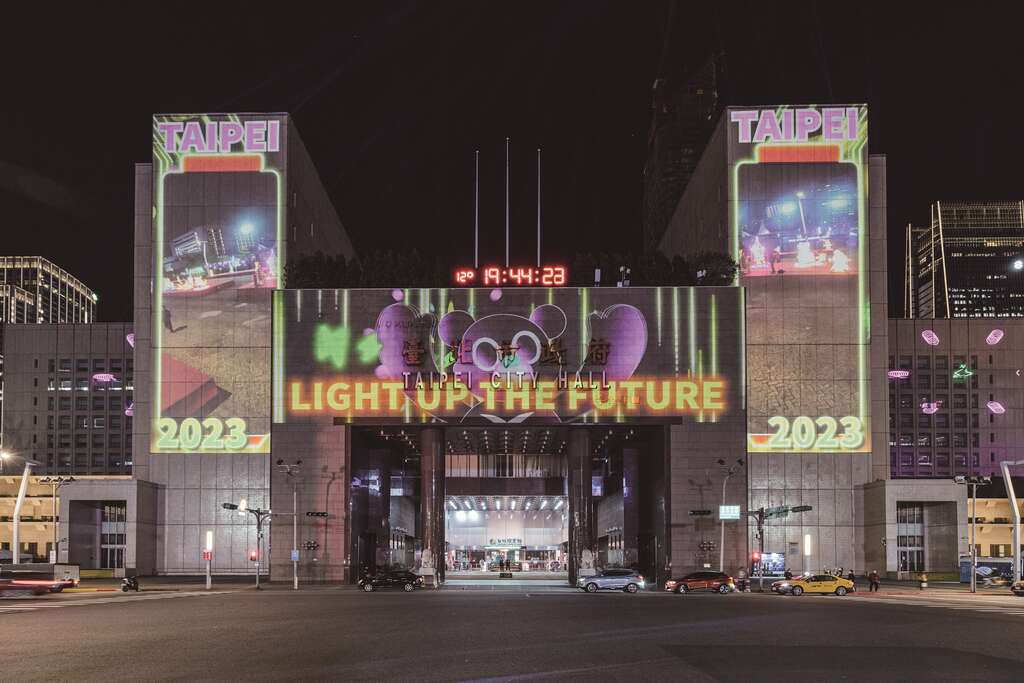 「台北NEXT！」以光雕投影搭配雷射和聲效演出，融合多個象徵台北的元素，帶出日常有趣的城市意象。（攝影／林冠良）
