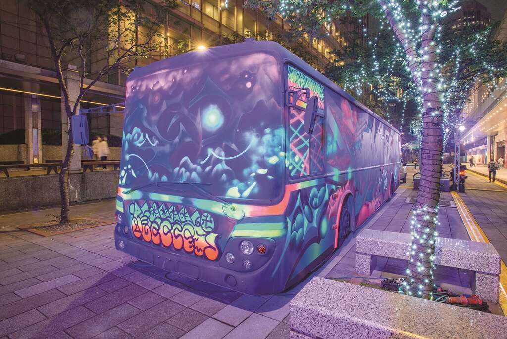 設置於興雅路上的「星海公車」，以螢光彩繪的車體外觀、絢麗的紫光和星際感的音樂，帶著乘客展開一場星際之旅。（圖／台北市政府）