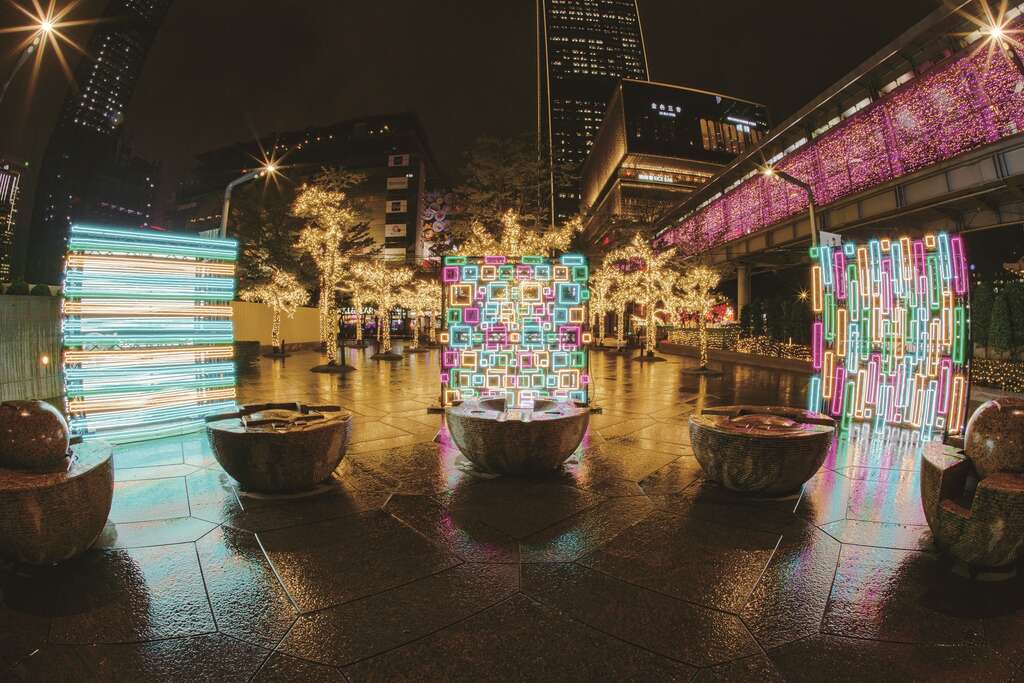「光年旅行」透過熱感應技術，創造與光影互動的奇幻體驗。（圖／台北市政府）