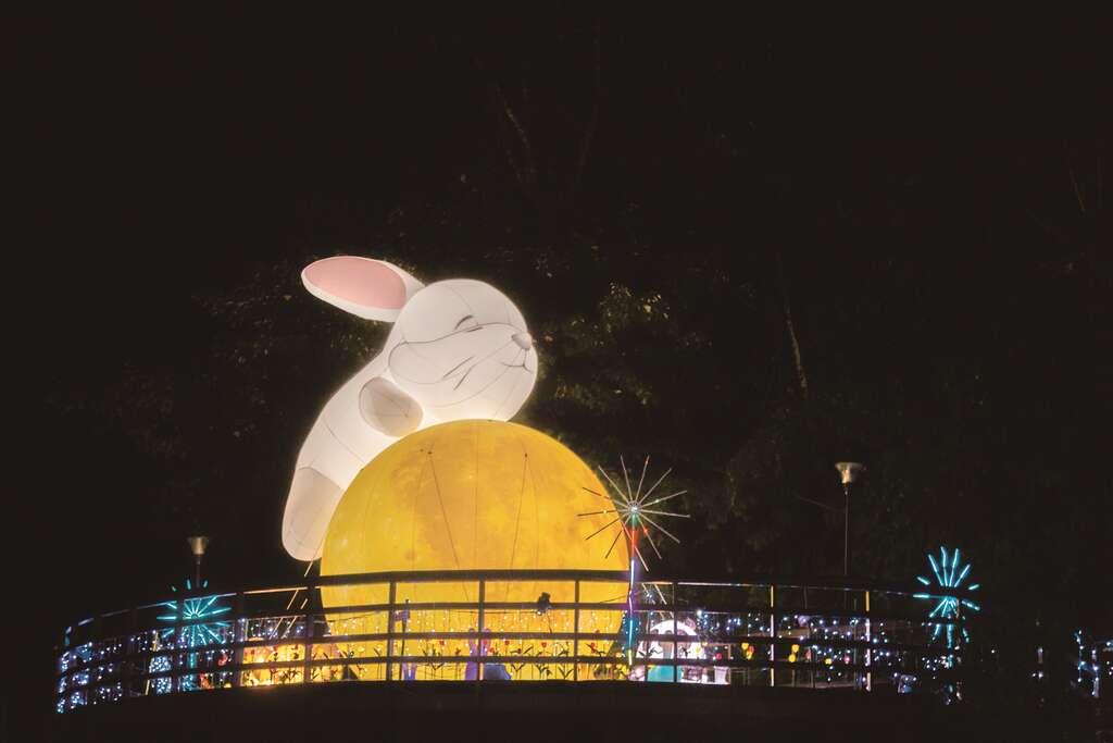 文山灯区　玉兔倚月（图／台北市政府）