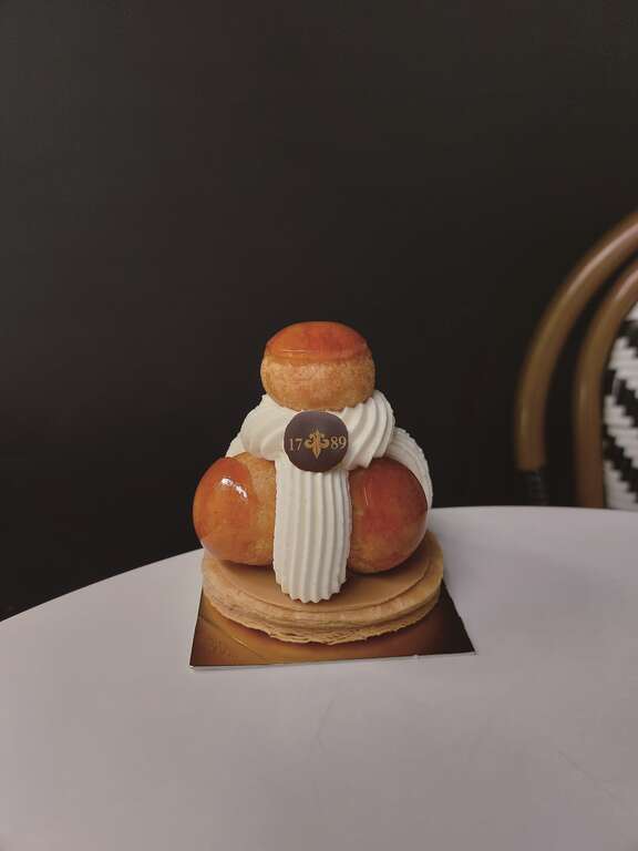 「1789 Café Pâtisserie」的焦糖聖多諾黑，是店內的招牌品項之一。（圖／1789 Café Pâtisserie）