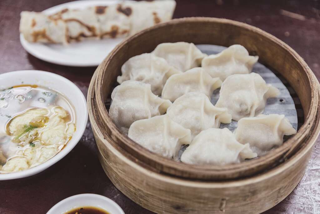 「頂好紫琳蒸餃館」的鮮肉蒸餃湯汁鮮美，在老饕之間享有盛譽。（攝影／林冠良）