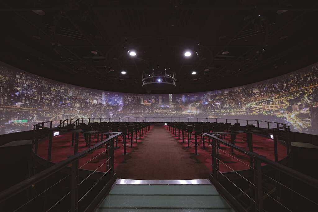 「台北探索館」的發現劇場有壯觀的大銀幕，讓觀眾體會台北市的多元與多彩。（圖／台北市觀光傳播局）